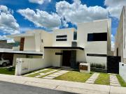 Casa nueva con Jardín enorme y Recámara con baño...