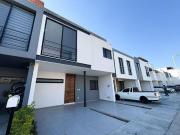 CASA NUEVA CON ROOF GARDEN EN LA RUA