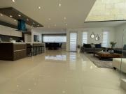 Casa nueva de 3 pisos y Sótano en Lomas de Juriquilla