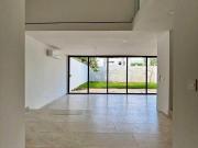 Casa nueva de diseño contemporáneo dentro de la ciudad...