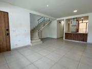 Casa nueva de tres pisos con terraza en venta Las...