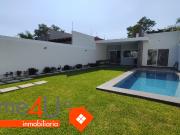 Casa nueva de un nivel, con alberca y jardín, en...