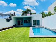 CASA NUEVA DE UN NIVEL CON JARDIN Y ALBERCA EN...