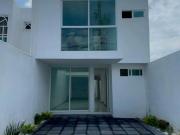 CASA NUEVA EN BOSQUES DE CUERNAVACA 3 RECAMARAS ESTILO...