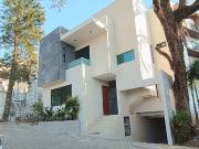 Casa en privada cerrada con portón automático y caseta...