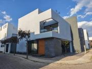 Casa nueva en esquina, con espacios amplios