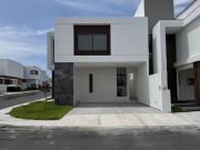 Casa Nueva en Esquina en Venta Lomas de La Rioja