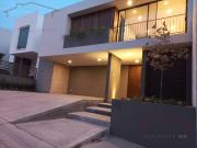 CASA NUEVA EN GRAN JARDIN