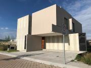 CASA NUEVA EN LOMAS DEL CAMPANARIO NORTE CON HABITACION...