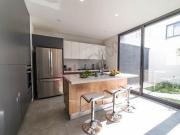 Casa nueva en venta – 3 recámaras, jardín y sala de TV