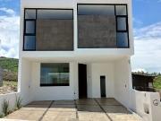 Casa en Bosques Tres Marías: 3 Recámaras, Asador