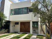 CASA NUEVA EN VENTA EN BOSQUES VALLARTA, COTO AMATE,...