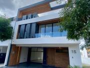 Casa Nueva en venta en cluster con alberca frente a...