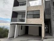 Casa Nueva en Venta – Fraccionamiento Privado Everest...