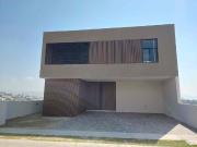 Casa nueva en zona norte con sótano y oficina independiente