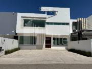 CASA NUEVA MINIMALISTA EN VENTA EN LOMAS DE JURIQUILLA