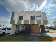 Casa Nueva Venta Precio Preventa en Esquina Coto Frente...