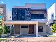 Casa nueva y lujosa en Lagos del Sol / New and luxurious...