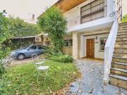 Casa para actualizar en Beccar, con lindo jardín al...