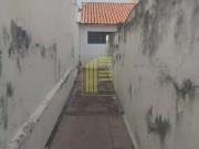 Casa para alugar com 02 quartos e garagem no Boa Vista...