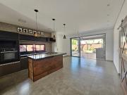 Casa para Aluguel com 3 quartos, 198 m² por R$ 7.000