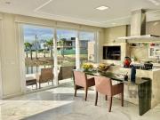 Casa para Comprar com 3 Suítes em Lote Molhado no...