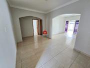 Casa para locação com 210m² localizado no Setor Urias...