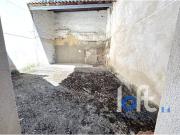 Casa para reformar frente al puente de piedra