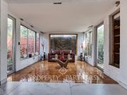 Casa para remodelar con excelente conectividad, sector...