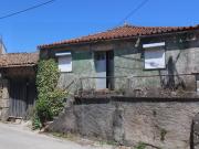 Casa para restaurar, com anexos e terreno, a poucos...