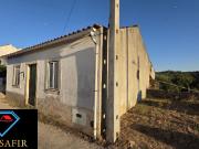 Casa T3 para restaurar com terreno, a 2 kms de Ferreira...