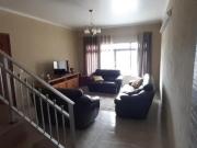 Casa para Venda por R$600.000,00 com 180m², 2 vagas e 3...