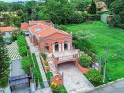 Casa para Venda/Aluguel com 3 quartos, 300 m² por R$...