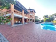 Casa para Venda/Aluguel com 4 quartos, 645 m² por R$...