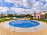 CASA PAREADA DE 4 DORMITORIOS Y SÓTANO EN CAMPO DE GOLF !