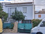 Casa pareada en venta en Baeza. Al lado del parking...