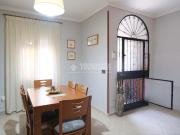 Casa pareada en venta en Sevilla, El Cerro. Casa en...