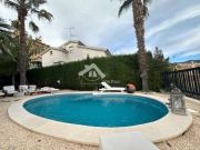 Casa pareada en venta en Tiana. Chalet pareado esquinero...