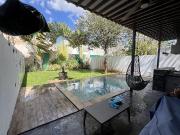 Casa parque central con paneles solares