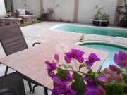 Casa plana com piscina, 02 quartos, em Vera Cruz
