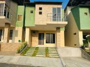 CASA POR ESTRENAR DE DOS PISOS DENTRO DE URBANIZACIÓN...