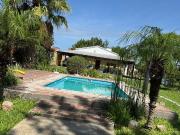 Casa quinta con 3 casas de huéspedes, quincho y piletas...