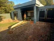 CASA QUINTA EN VILLA TESEI CON QUINCHO Y PILETA