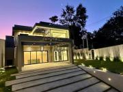 Casa recém construída com 03 dorms. / Acabamento moderno...