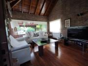 Casa reciclada, muy funcional excelente estado 3/4 dorm....