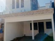 Casa recién remodelada con terraza en recámara principal...