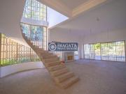 Casa Reformada, 5 suítes, 10 vagas de garagem, 1.071 m²...