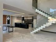 Casa Reformada à Venda no Condomínio Sun Garden –...