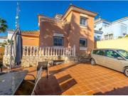 Casa reformada con piscina y amplios espacios