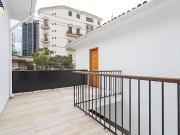 Casa reformada em rua arborizada no Jardim Paulista